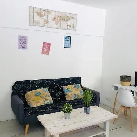 2 Pièces renové au centre NICE place GARILABI PORT