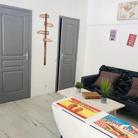 2 Pièces renové au centre NICE place GARILABI PORT *