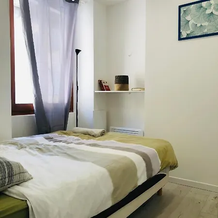 2 Pièces renové au centre NICE place GARILABI PORT